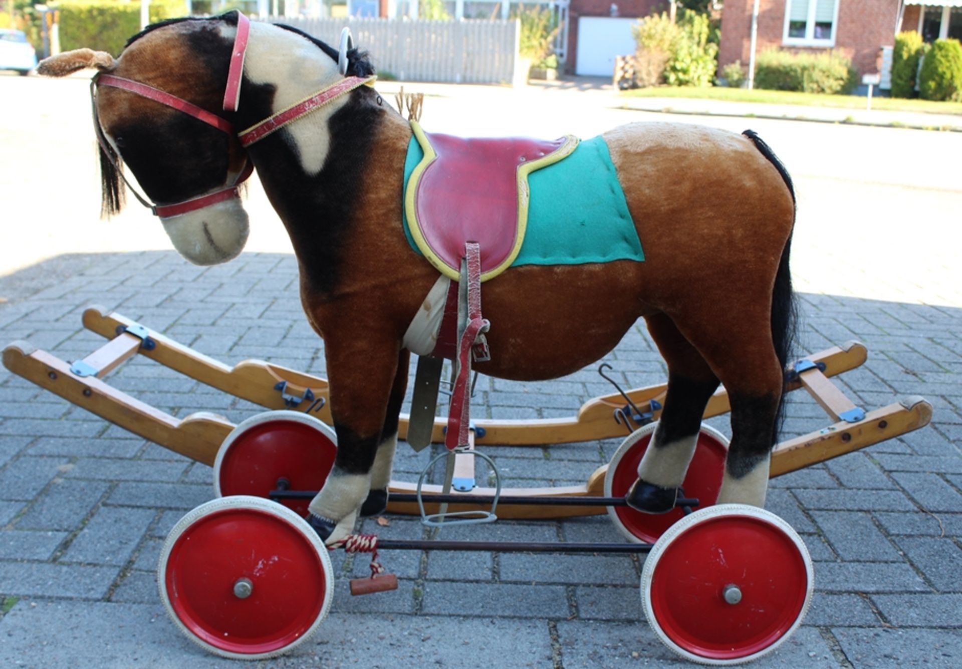 großes Steiff-Schaukelpferd, gesatteltes Pony mit Stimme, Knopf im Ohr,  Räder und Kufen, Brandstem - Bild 2 aus 10