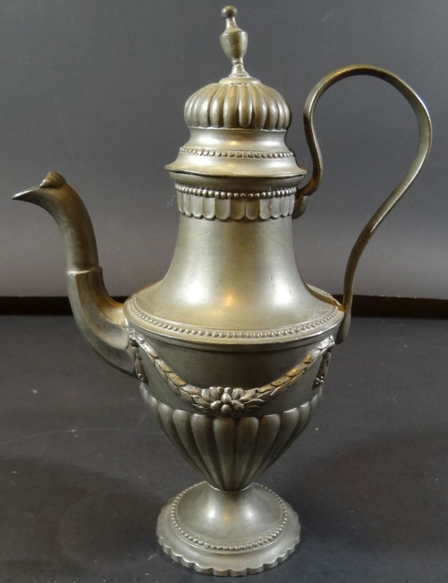 Empire Kaffeekern mit Tablett, Engelmarke dat. 1770, gut erhalten, Kanne H-31 cm, Tablett 38x27 cm - Bild 8 aus 9