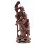 Holzfigur, Gelehrter mit Knaben, China, älter. Holz teilw. Spannungsrisse, H-30cm.