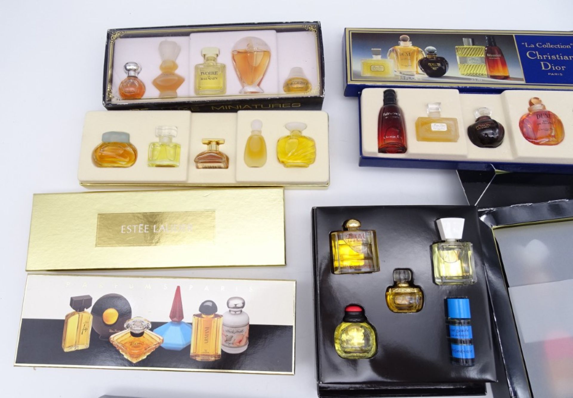 8 Schachteln mit Parfumminis, darunter Yves Saint Laurent, Dior, Lagerfeld, Estée Lauder, Elizabeth - Bild 2 aus 11