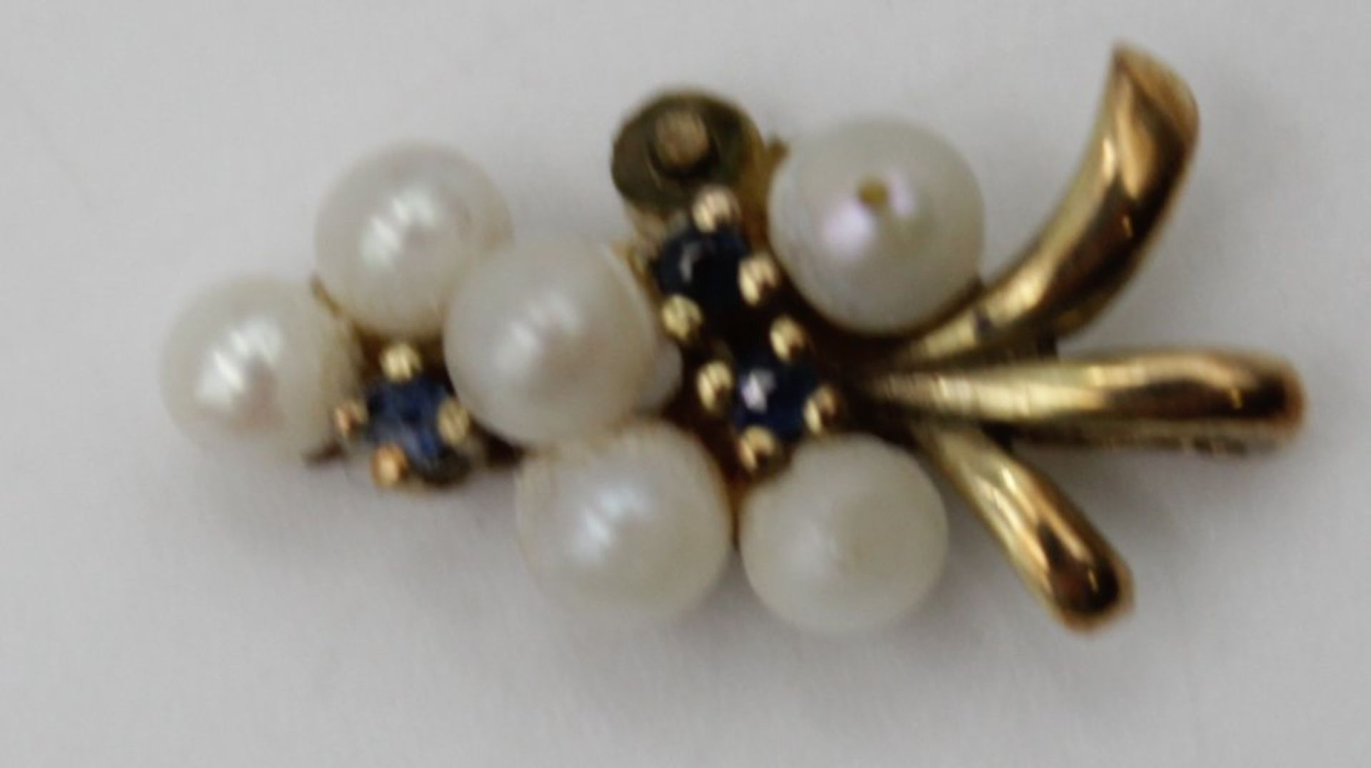 Anhänger Gold 333 mit Perlen Besatz u. Salire , eine Perle fehlt , L 1,7 cm zusammen 1,1gr.