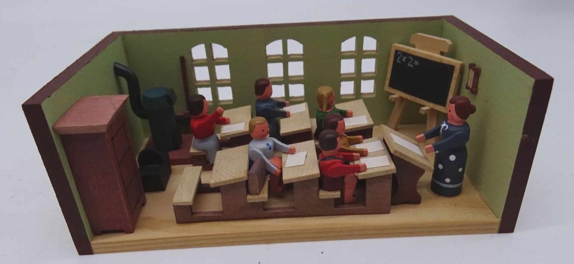 Seiffener Miniaturen-Klassenzimmer, von G. Flath, H-4 cm, 11x6 cm