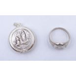 800er-Silberring und Medaillondöschen aus Metall mit Mariendarstellungen, Ring: 4,7 gr., RG 59, Ø M