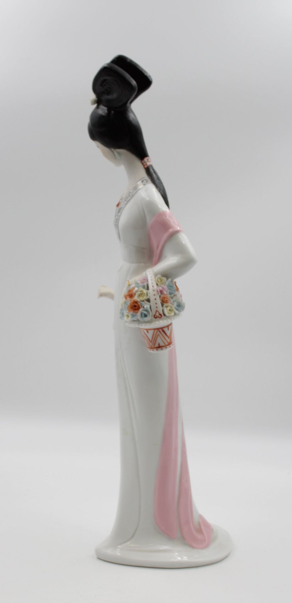 hohe Figur, chinesische Dame mit Blumenkorb, H-47cm. - Bild 3 aus 6