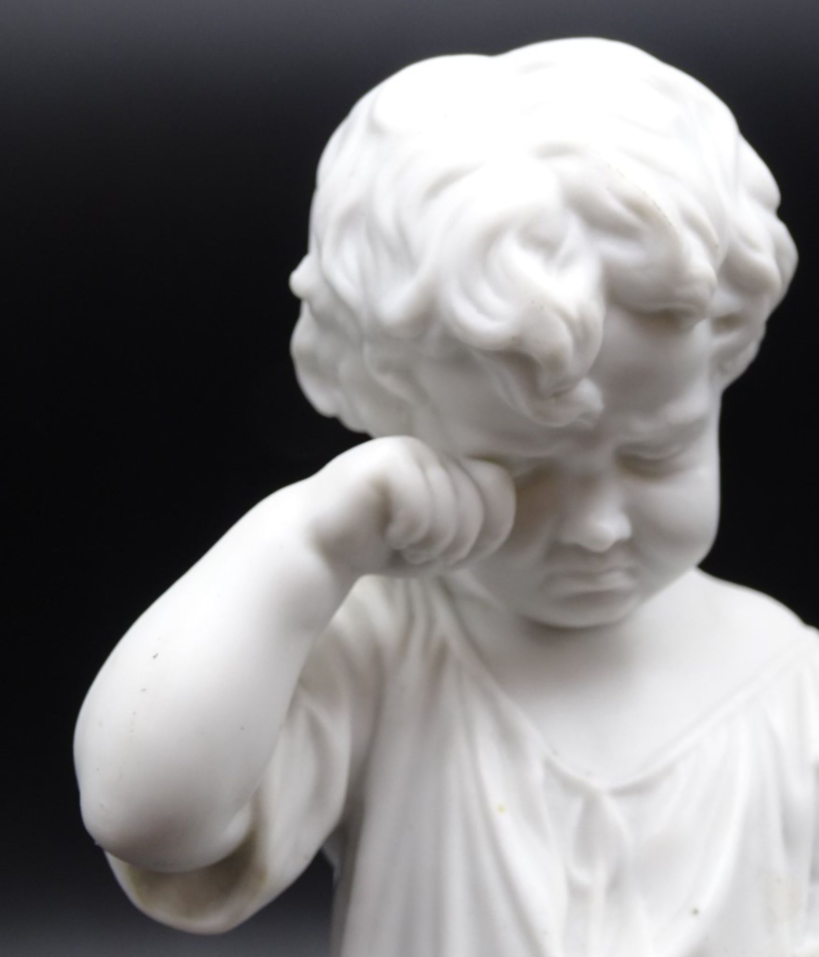 Kinderfigur aus Biskuitporzellan mit zerbrochenem Krug, ungemarkt, H. 24 cm, leicht reinigungsbedür - Image 7 of 8