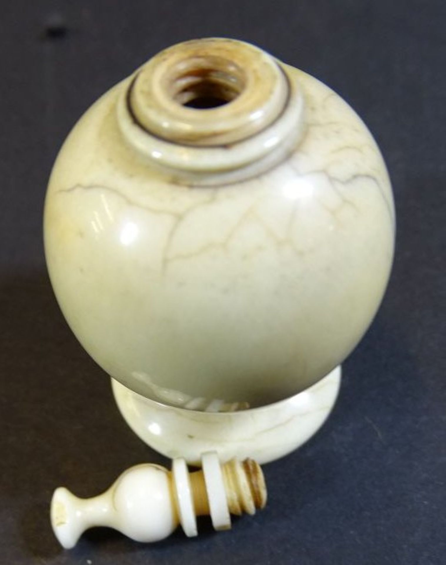 kl. Elfenbein-Flacon mit Drehverschluss, um 1900, H-6 cm, Altersspuren - Bild 5 aus 5