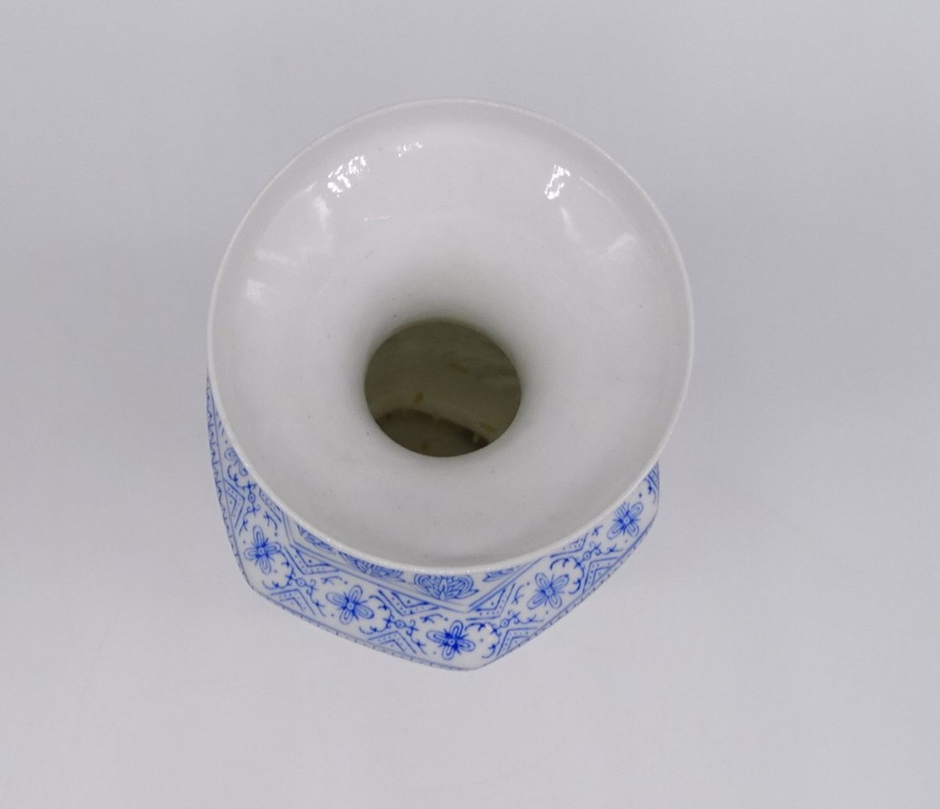 Chinesische Vase, Unterseite gemarkt, H. 30,7 cm, leichte Altersspuren - Image 7 of 8