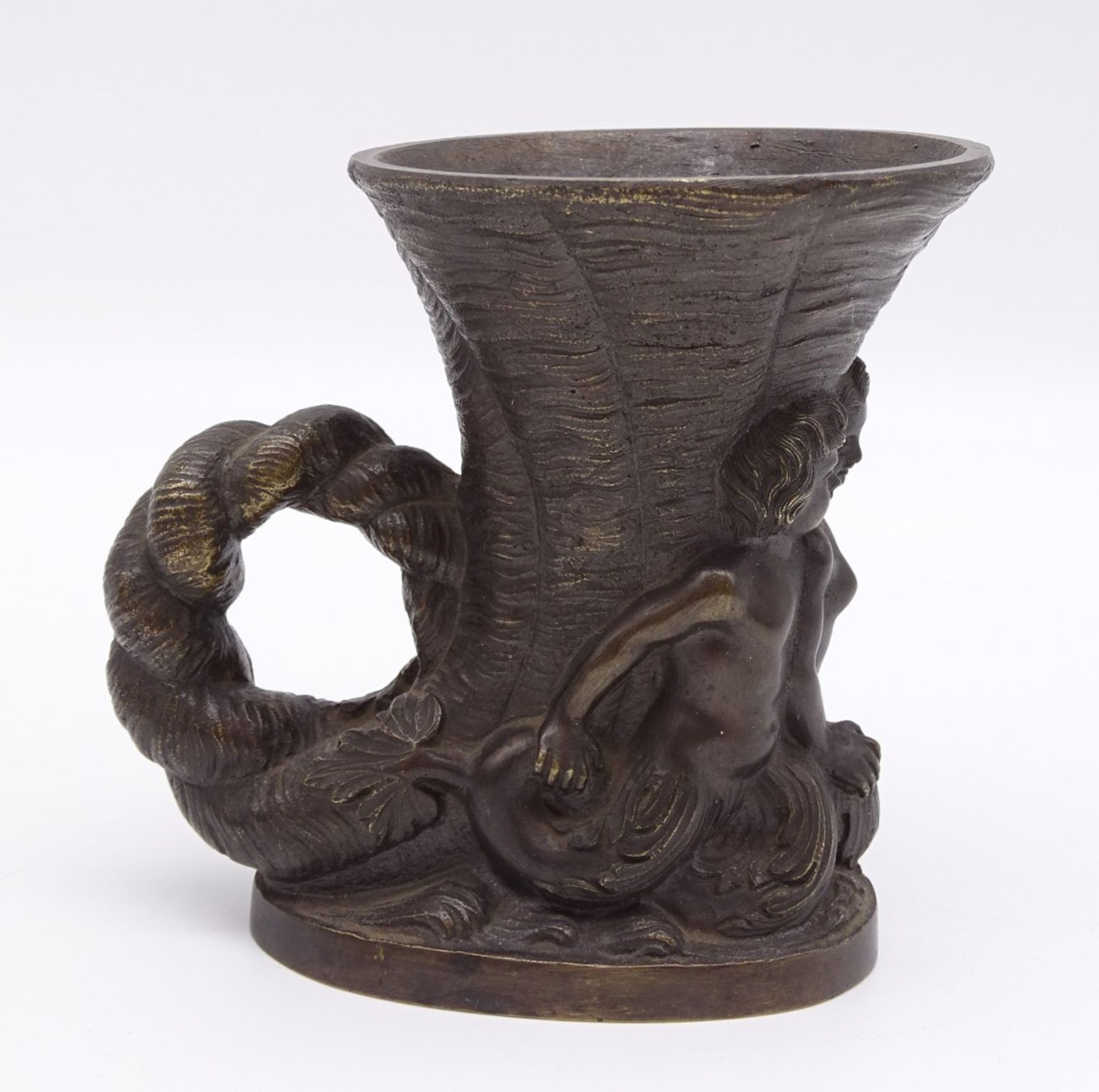 Bronzebecher, Füllhorn und Nereiden oder Ähnliches, H. 13 cm
