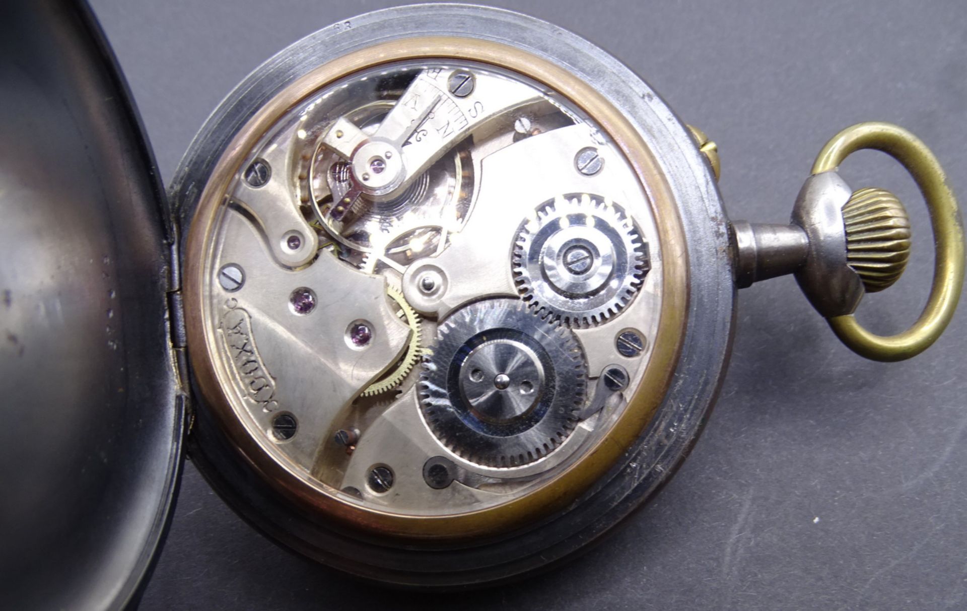 grosse Taschenuhr "Doxa" Metallgehäuse. Werk mit Glas-Staubdeckel, Uhrenglas fehlt, Werk läuft, D-7 - Image 4 of 5