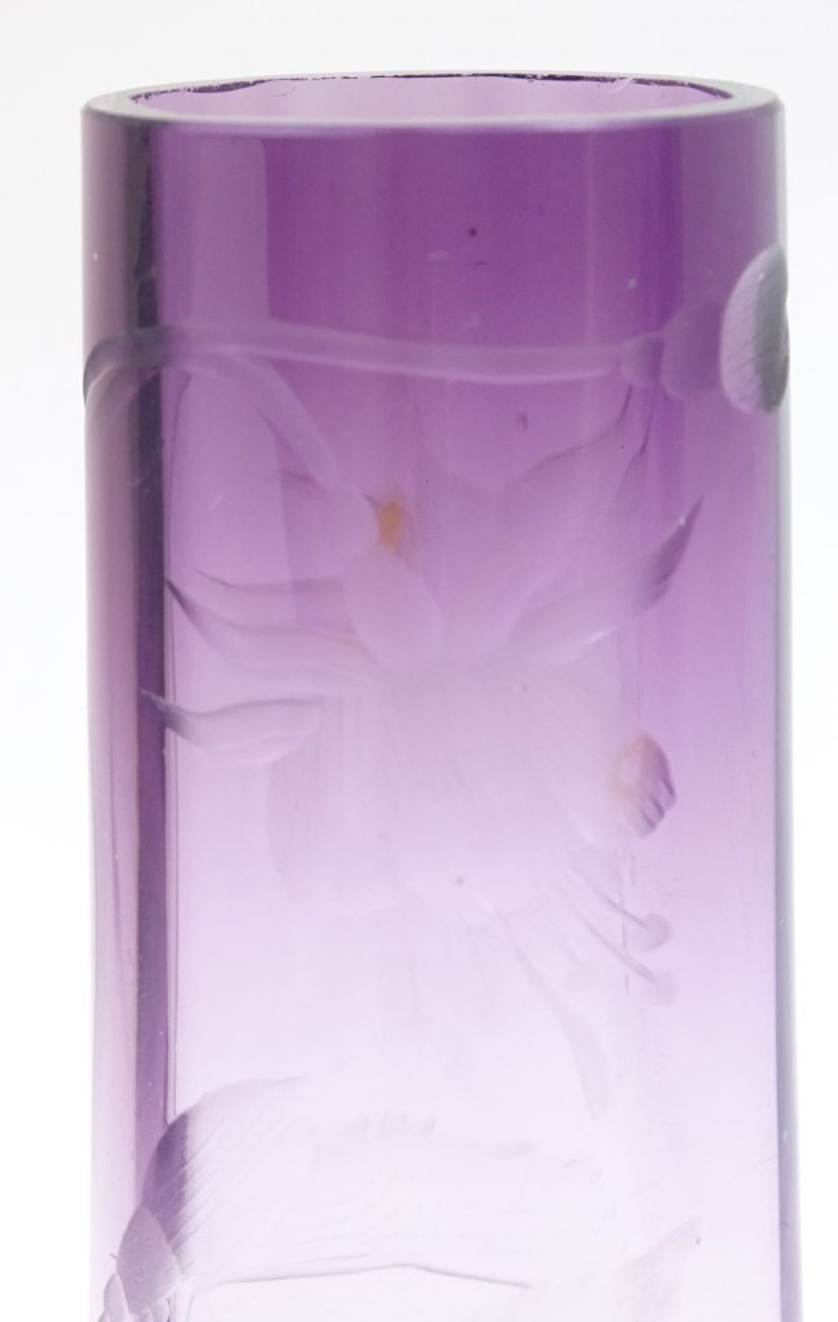 Kleine Vase, Jugendstil, geschliffenes Blumenmotiv, lila getönt, wohl Moser, H. 9,5 cm, leicht rein - Bild 2 aus 6