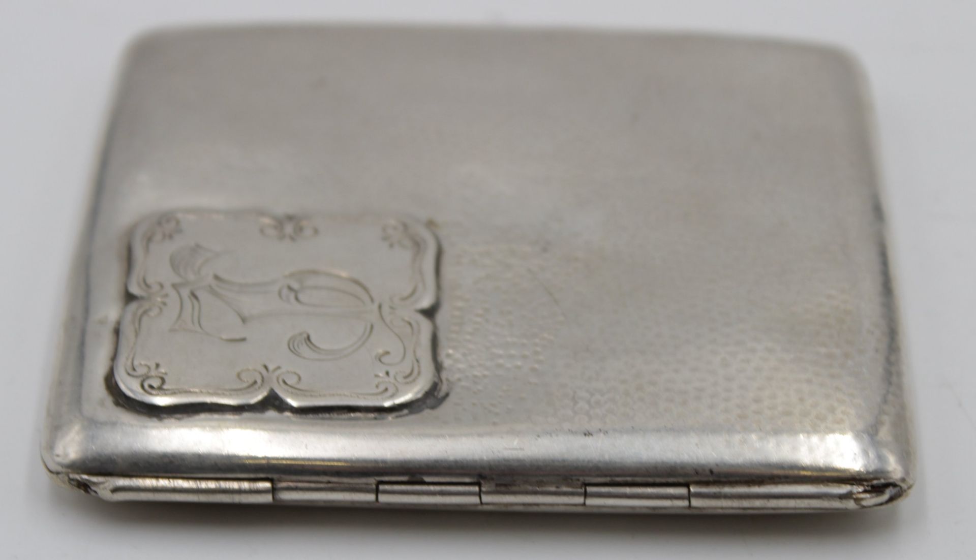 Zigaretten-Etui, 800er Silber, um 1900, Ziermonogramm, 94,4gr., div. Druckstellen, ca. 8 x 9cm. - Bild 4 aus 4