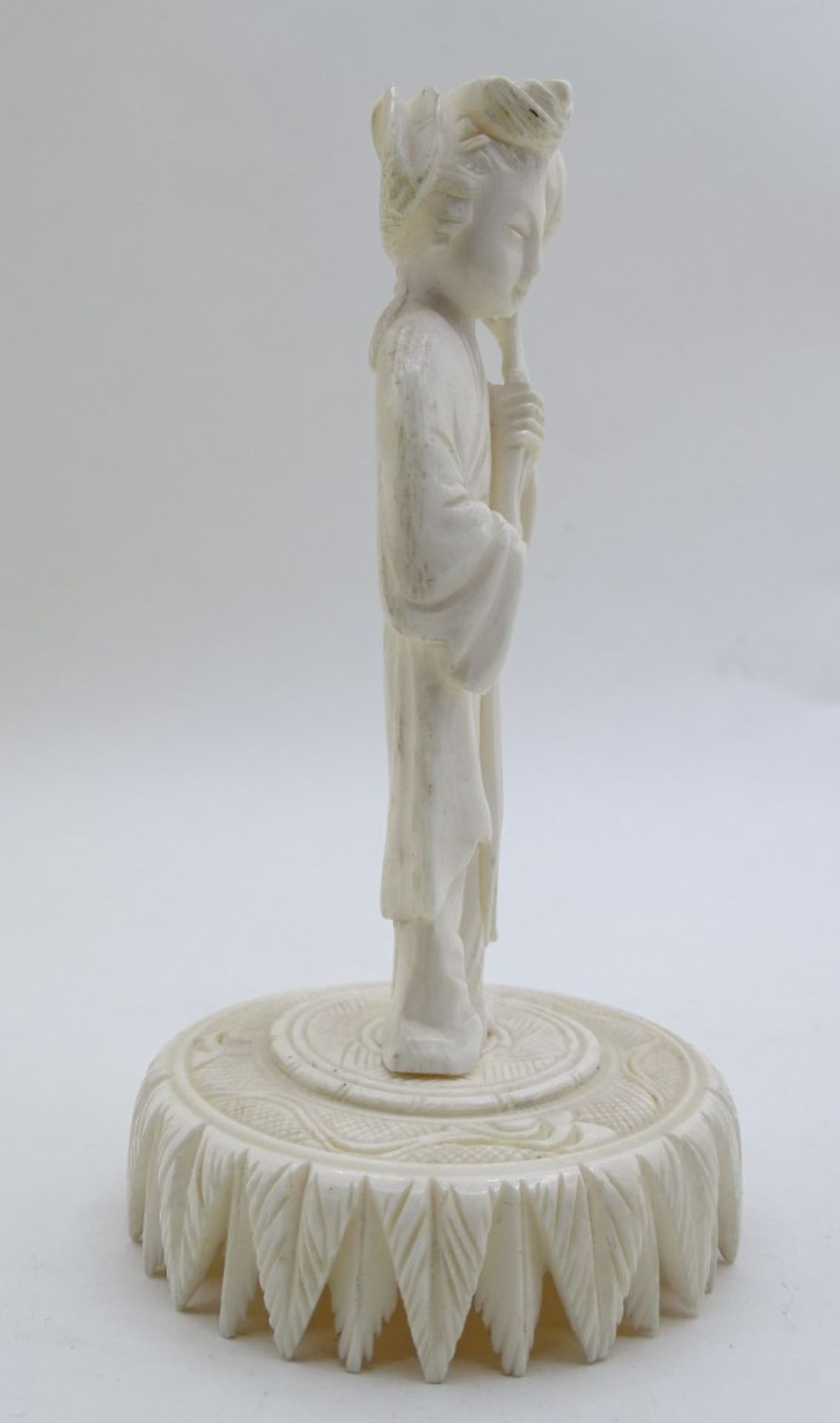 Geschnitzte Frauenfigur auf rundem Podest, Bei oder Beinimitat, China, H. 12,5 cm, mit Altersspuren - Bild 3 aus 4