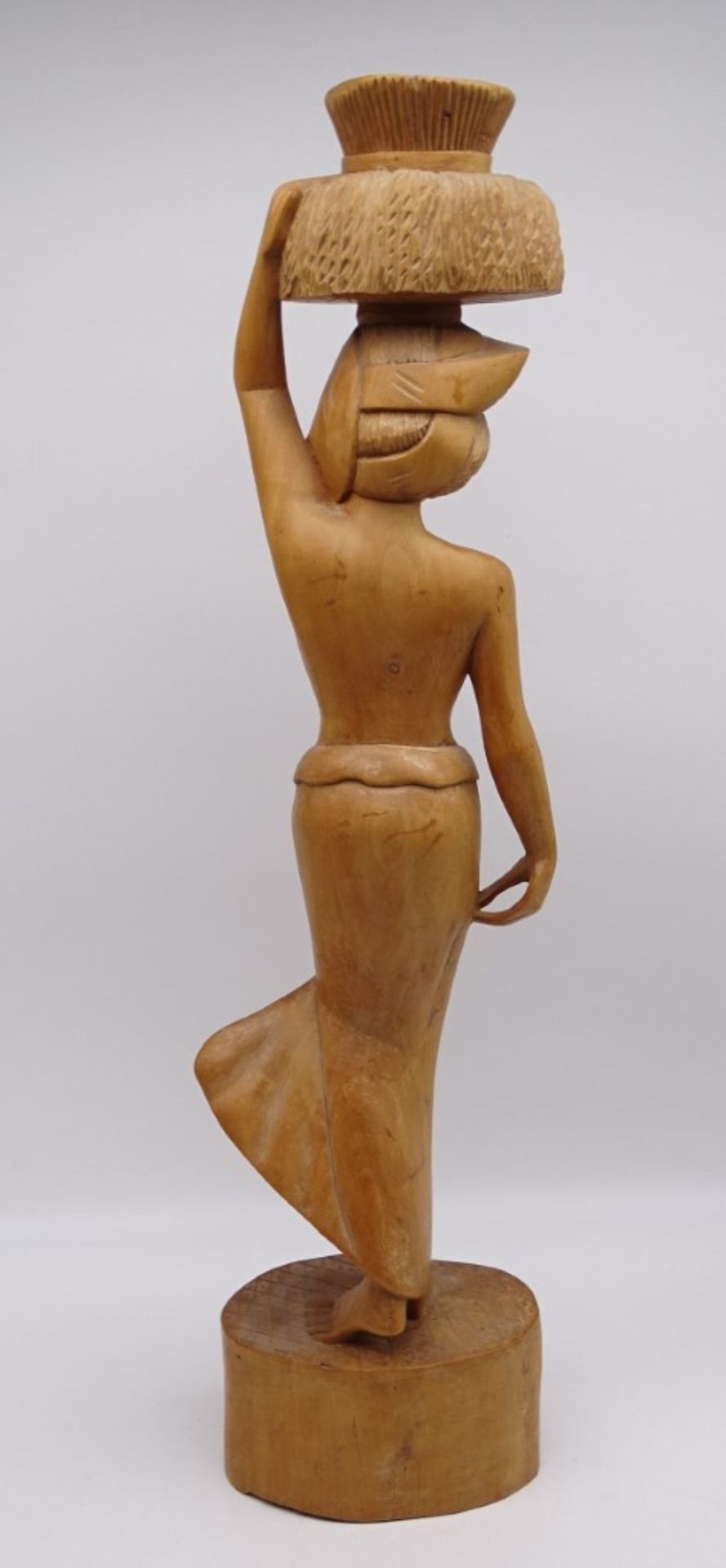 Frauenskulptur aus Holz, H. 61 cm, leicht reinigungsbedürftig - Bild 4 aus 6
