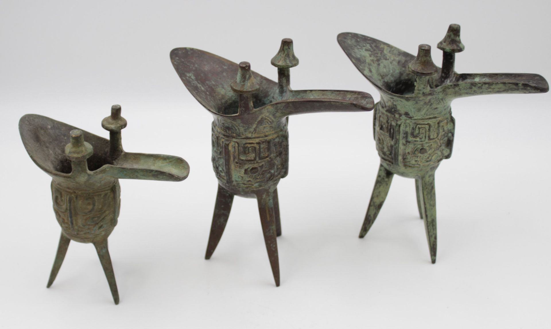 3x div. Jue-Gefässe, rituelle Weingefässe, China, Bronze, ca. H-19cm.