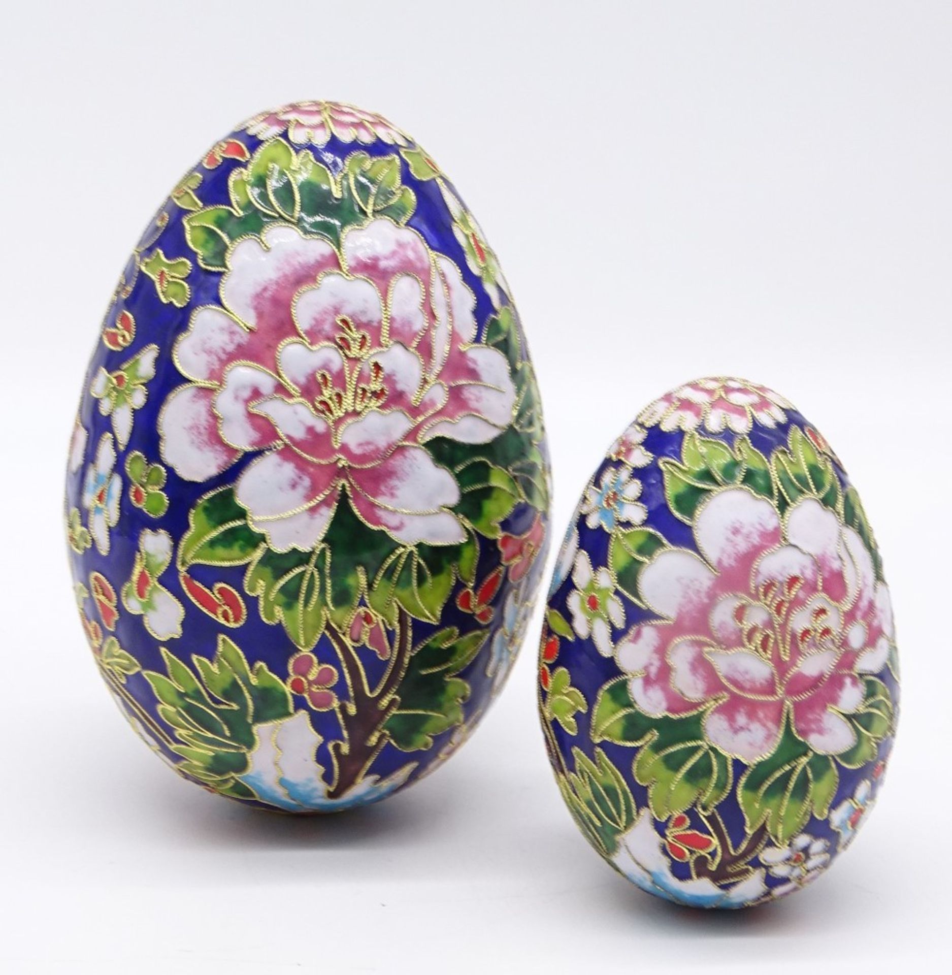 6 Cloisonné-Eier auf Holzständern, China, H. 7,5 - 17,5 cm, leichte Altersspuren - Bild 6 aus 8