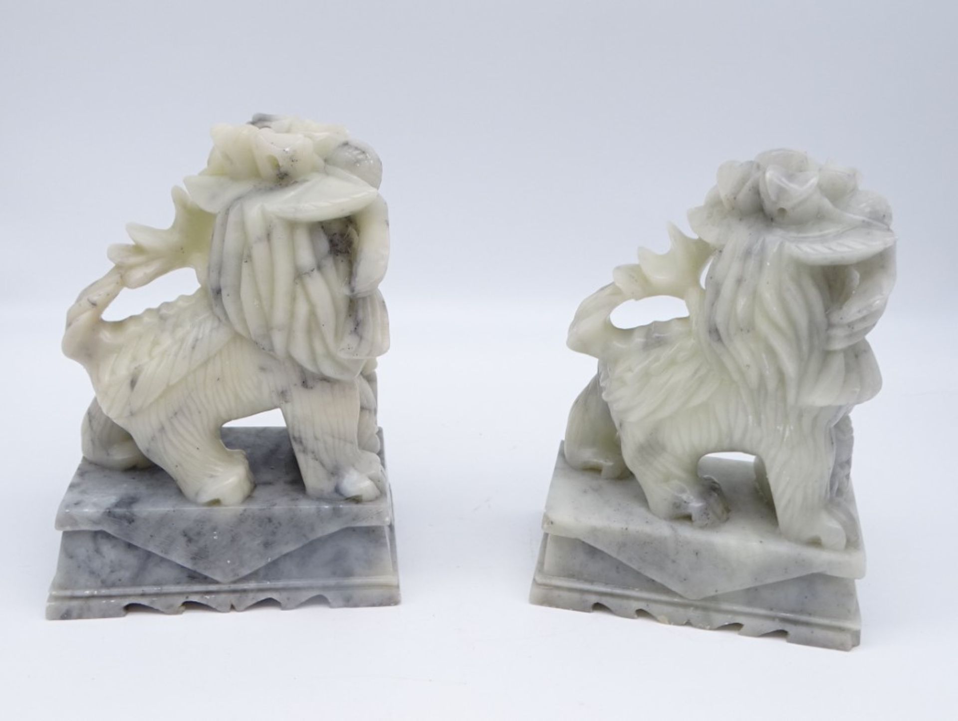 2 Fu-Hunde/ Wächterlöwen, China, beide nach links gerichtet, weiblich?, Marmor, ca. 20 x 8 x 13,5 c - Bild 2 aus 8