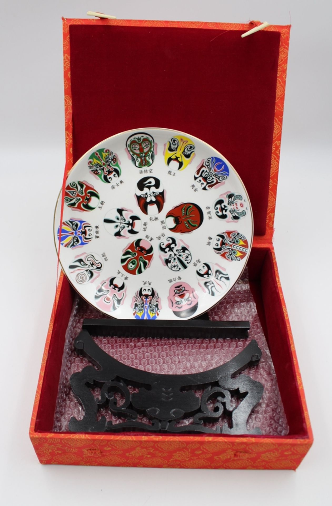 Platte mit Abbildungen div. japan. Masken, gemarkt, in Kasten mit Ständer, ca. D-22cm. - Bild 5 aus 5