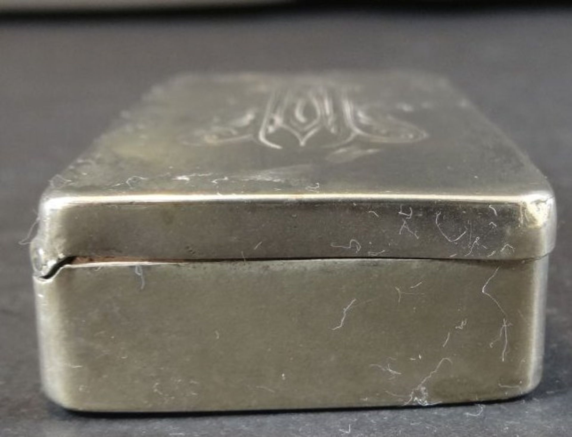 kl. schwere Silber-Tabaksdose, Deckel mit Ziermonogramm, H-1,2 cm, 7,5x4 cm, 82 gr. - Bild 3 aus 7