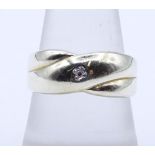 Ring aus 333er-Gelbgold mit kleinem Diamanten von 0,005 ct., 2,27 gr., RG 57, leichte Alters- und T