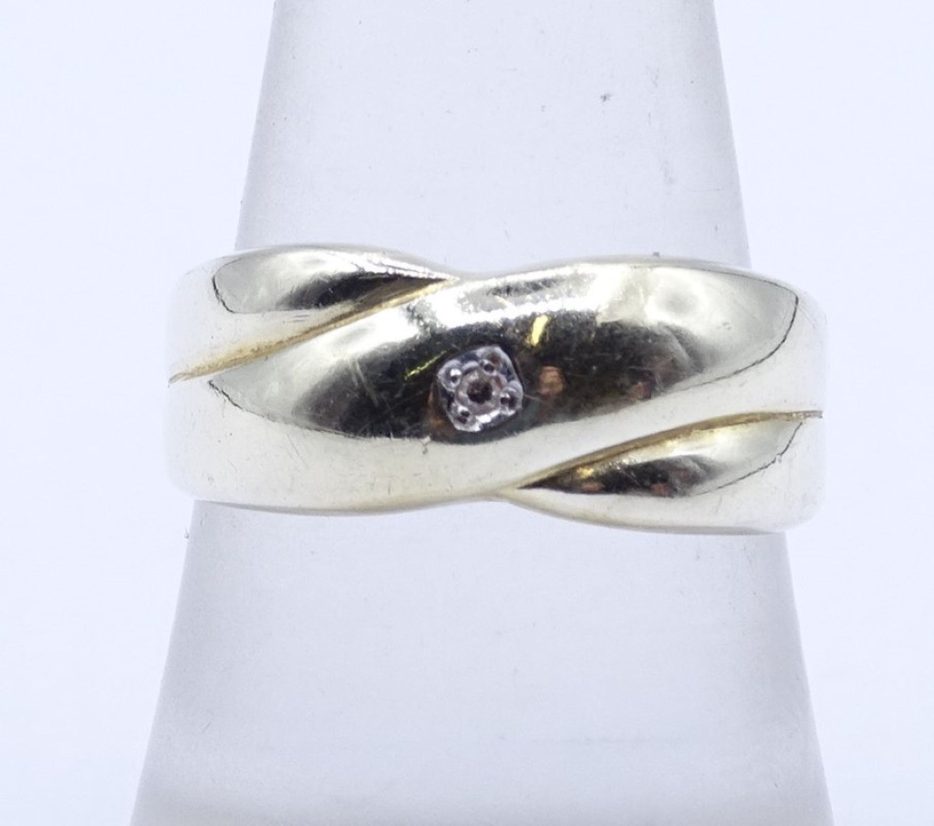 Ring aus 333er-Gelbgold mit kleinem Diamanten von 0,005 ct., 2,27 gr., RG 57, leichte Alters- und T