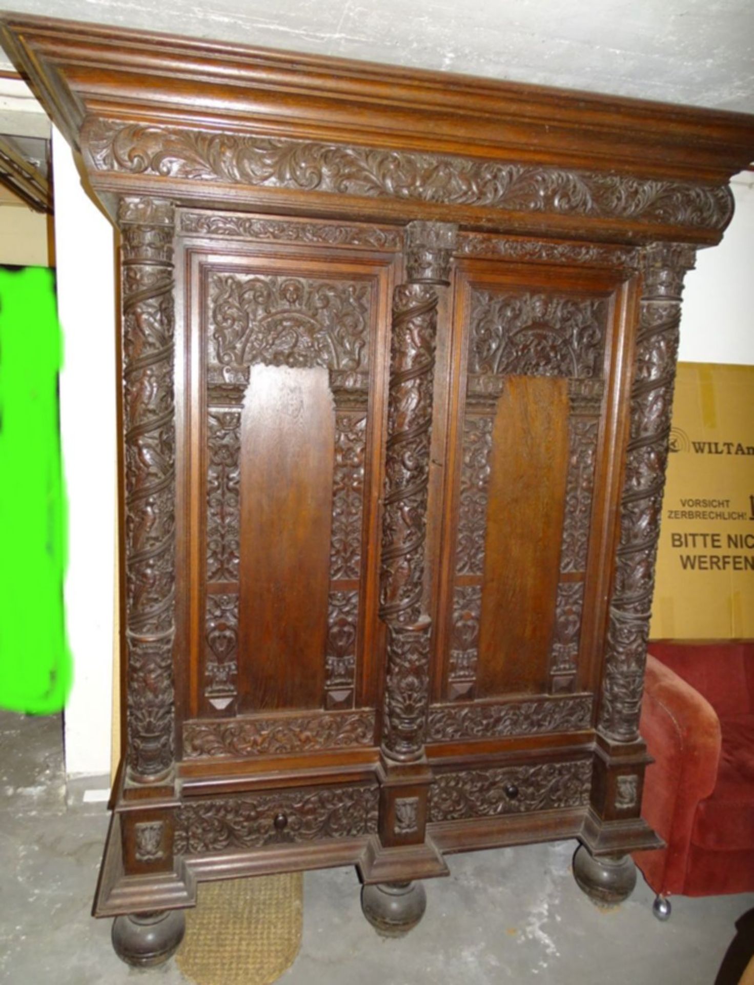 Barockschrank, Eiche, reich beschnitzt mit Säulen, verdecktes Schlüsselloch, H-ca. 215 cm, B-ca. 18