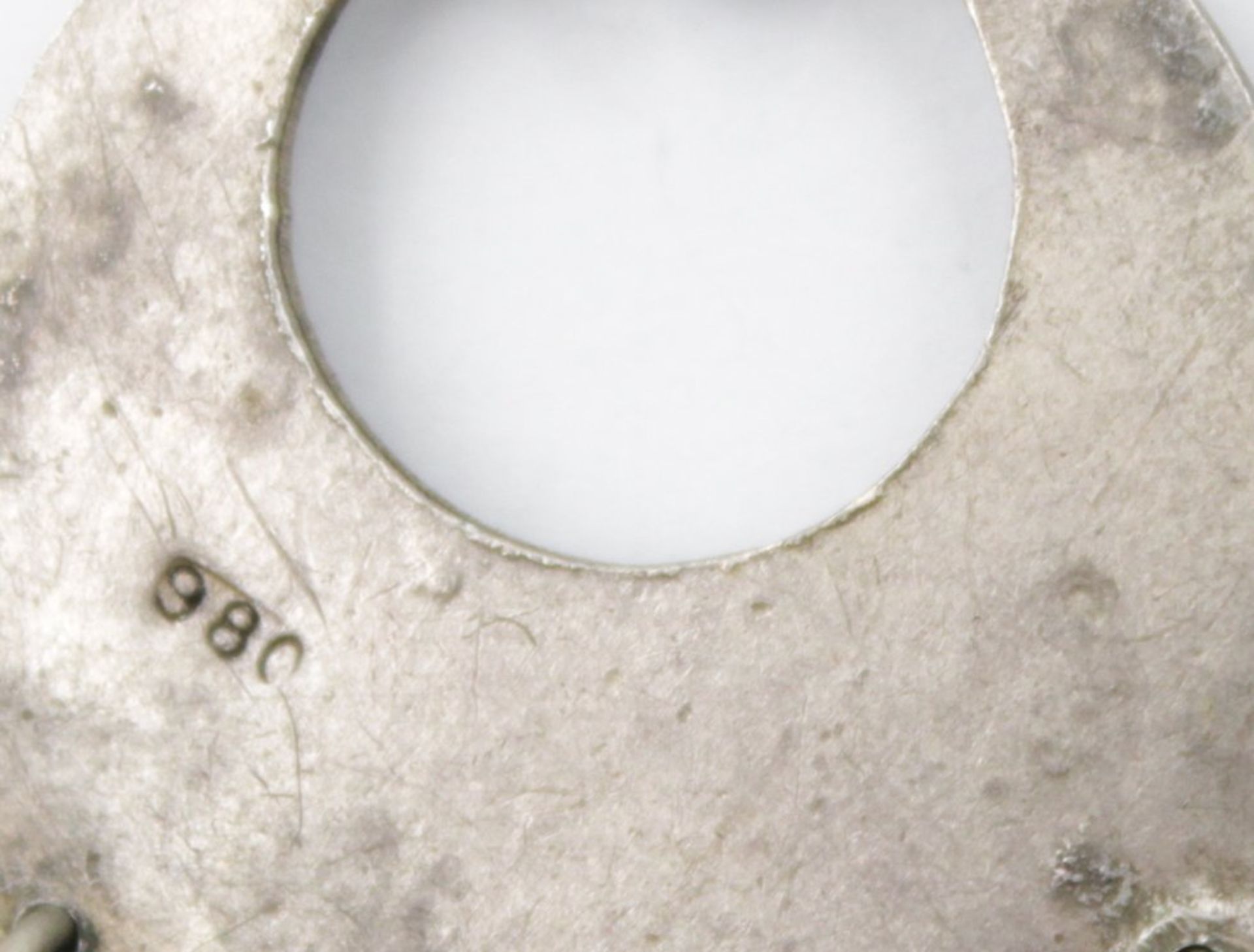 Paar Ethno-Ohrhänger, Silber 980, zus. 23gr., 1xHänger beschädigt, ca. L-8cm B-2,8cm. - Bild 3 aus 3