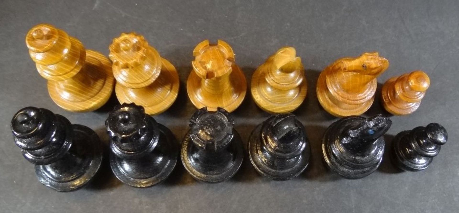 Holzkasten mit 32 Schachfiguren aus Holz, H-max. 6 cm - Bild 3 aus 4