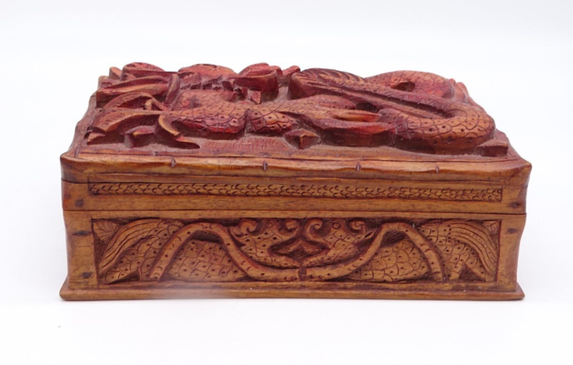 Holzkästchen mit reliefierter Drachenfigur, Asien, 20 x 12,5 x 8 cm, leicht reinigungsbedürftig - Bild 2 aus 4