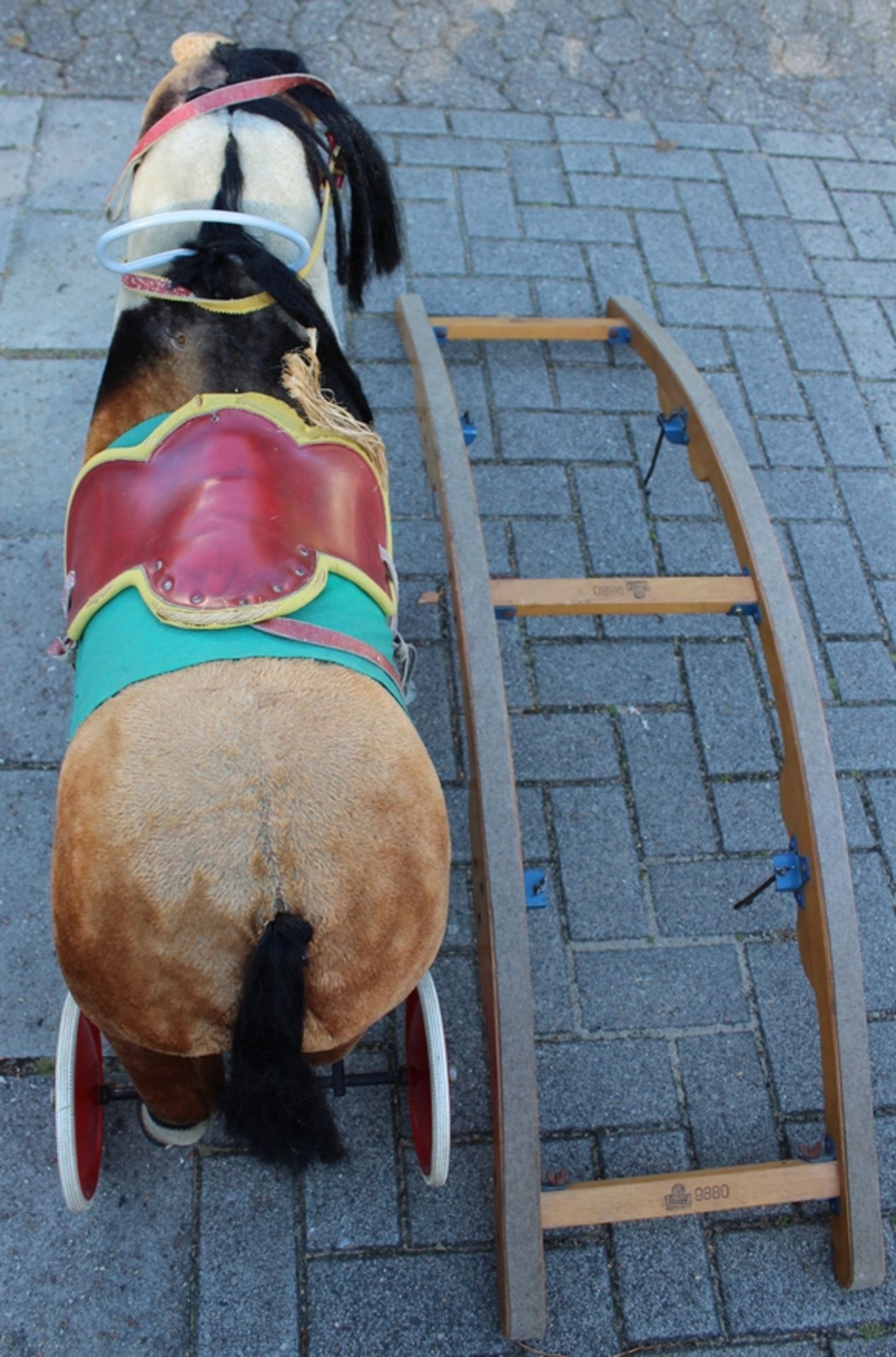 großes Steiff-Schaukelpferd, gesatteltes Pony mit Stimme, Knopf im Ohr,  Räder und Kufen, Brandstem - Bild 9 aus 10