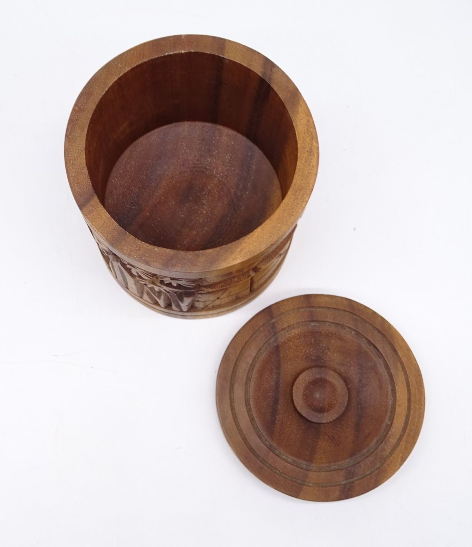 Holzdose mit geschnitzten Palmen- und Hüttenmotiven, H. 13 cm, leichte Altersspuren - Bild 2 aus 4