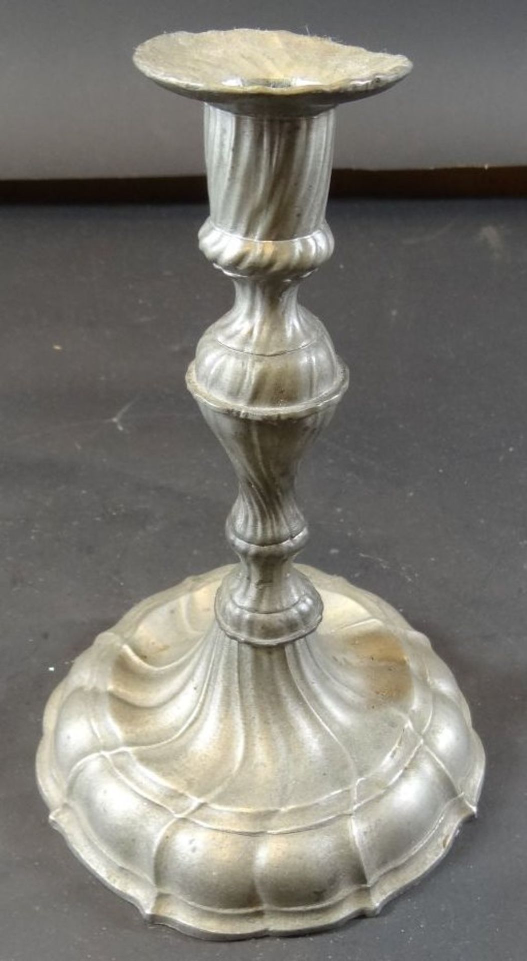 barocker Zinnleuchter, Engelmarke, H-20 cm, Gebrauchsspurern - Bild 2 aus 5
