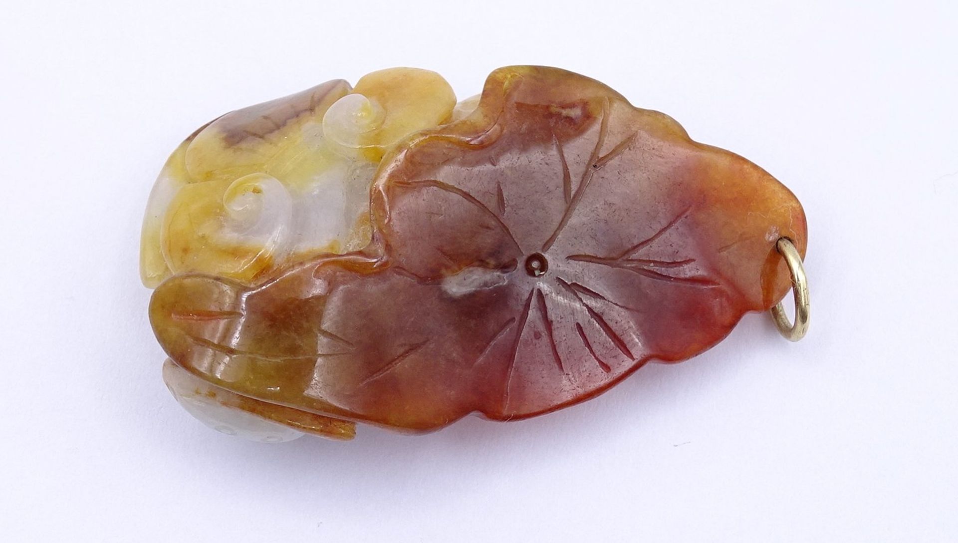 Mehrfarbiger Jade Anhänger mit Goldöse ,Frosch auf Blatt sitzend,gepr. um 14K, L. 5,2cm, 21,5g. - Bild 5 aus 6