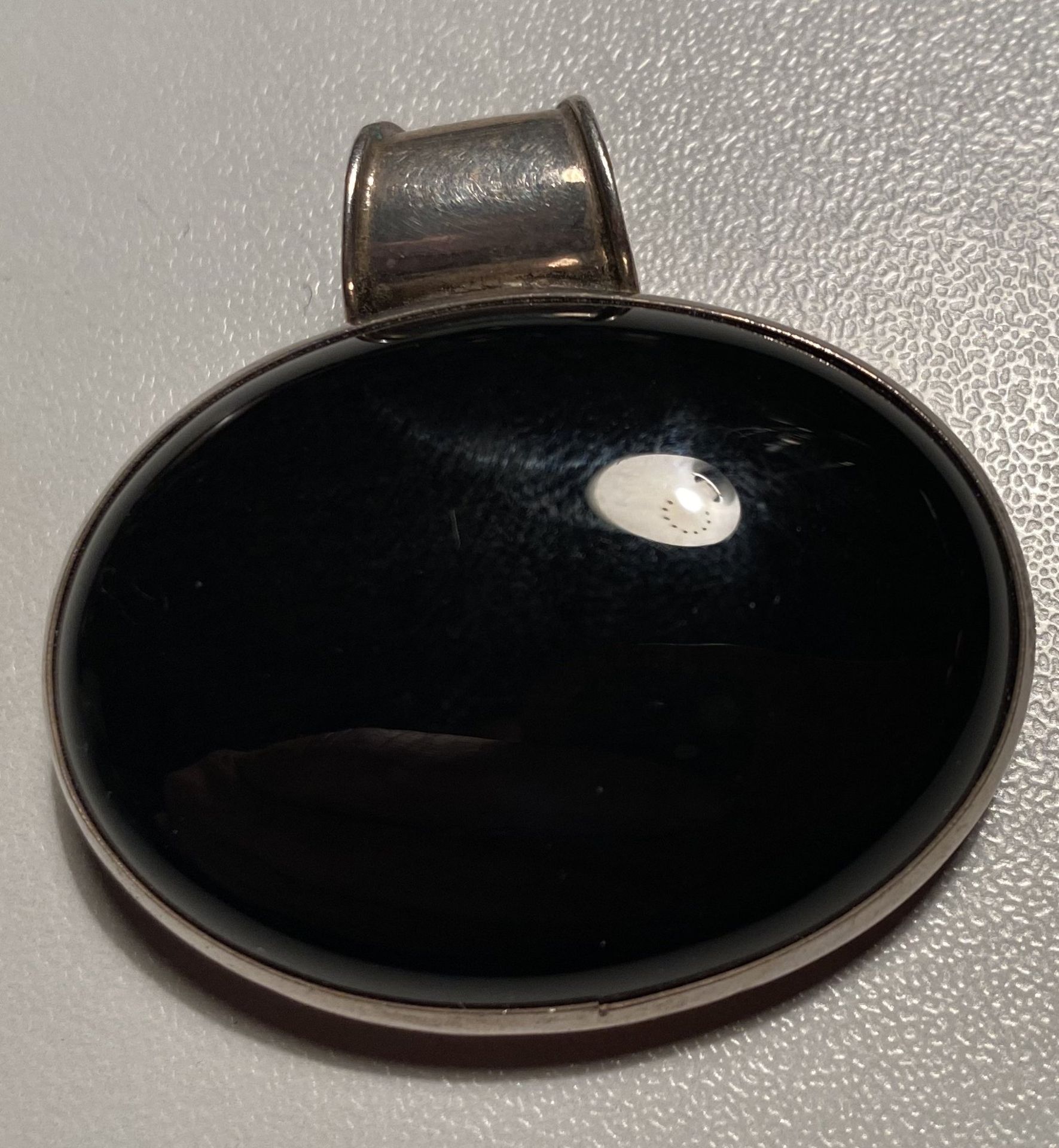 gr. Anhänger, Silber mit 0ovalen Onyx, 4x4 cm, 16 gr