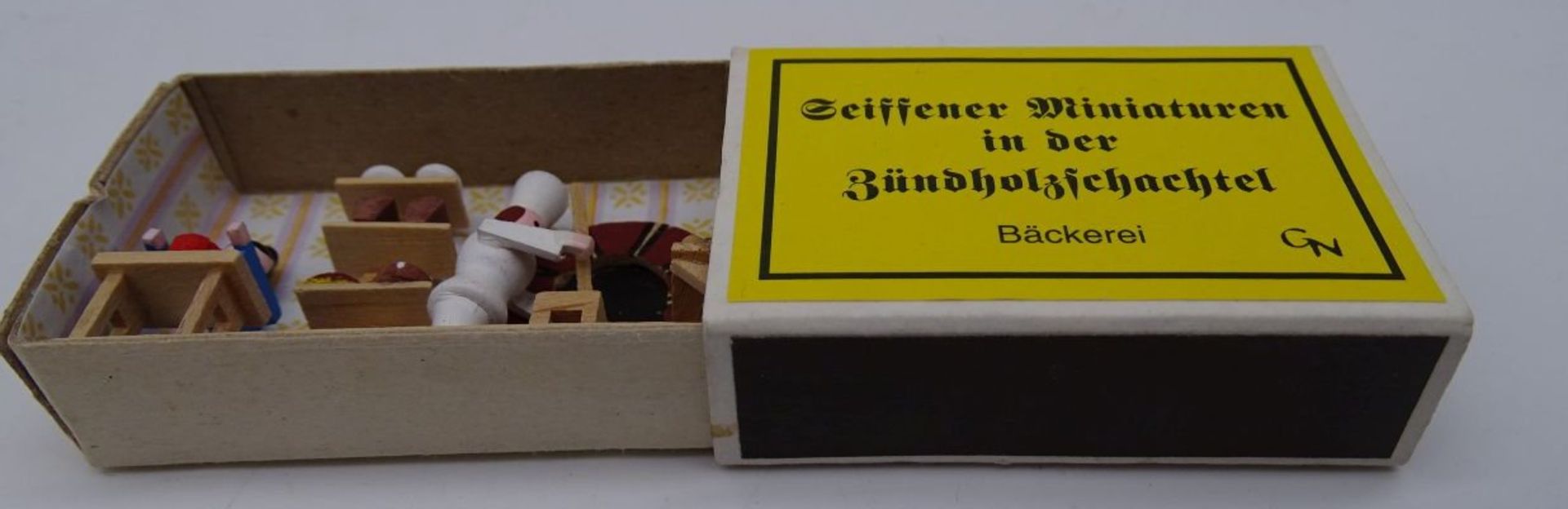 2x Seiffener Miniaturen in Streichholzschachteln, Bäckerei und Malstube - Bild 3 aus 4