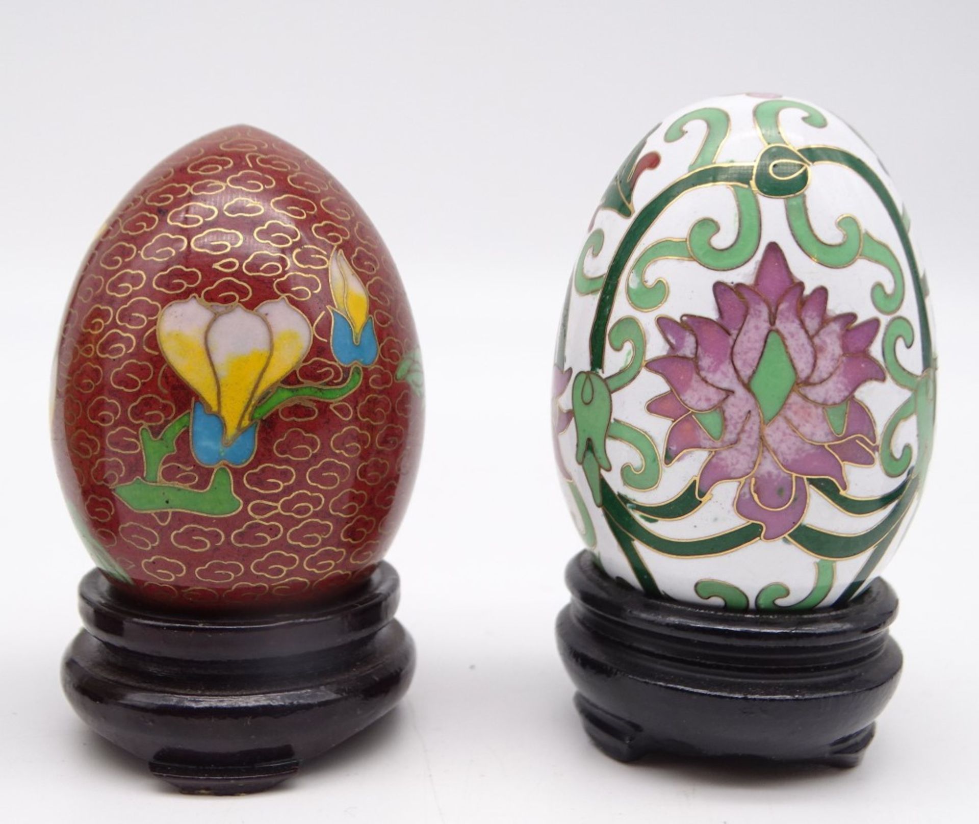 6 Cloisonné-Eier auf Holzständern, China, H. 7,5 - 17,5 cm, leichte Altersspuren - Bild 4 aus 8