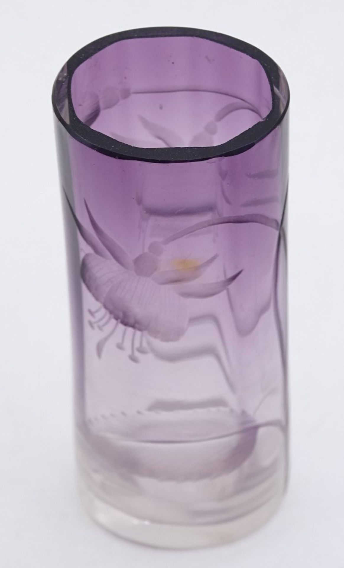 Kleine Vase, Jugendstil, geschliffenes Blumenmotiv, lila getönt, wohl Moser, H. 9,5 cm, leicht rein - Bild 6 aus 6