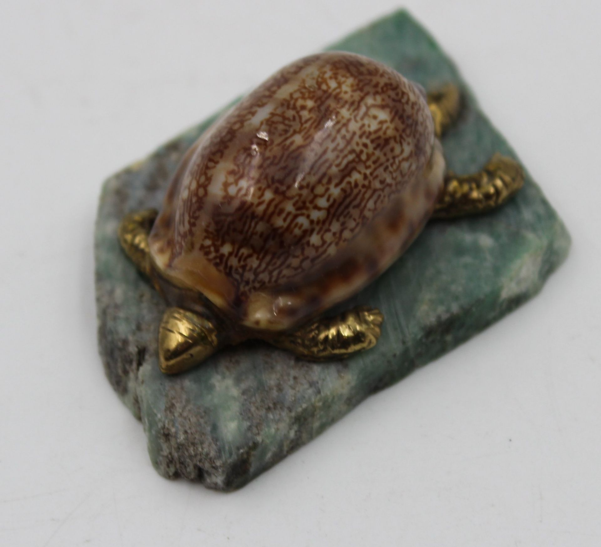 Briefbeschwerer, Schildkröte, gefertigt aus Muschel auf  Steinplatte, H-3cm L-6cm.