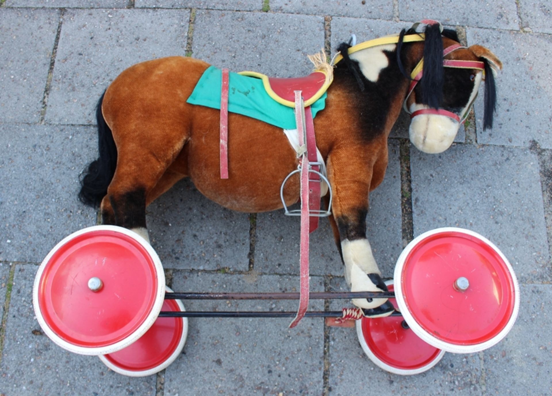 großes Steiff-Schaukelpferd, gesatteltes Pony mit Stimme, Knopf im Ohr,  Räder und Kufen, Brandstem - Bild 10 aus 10