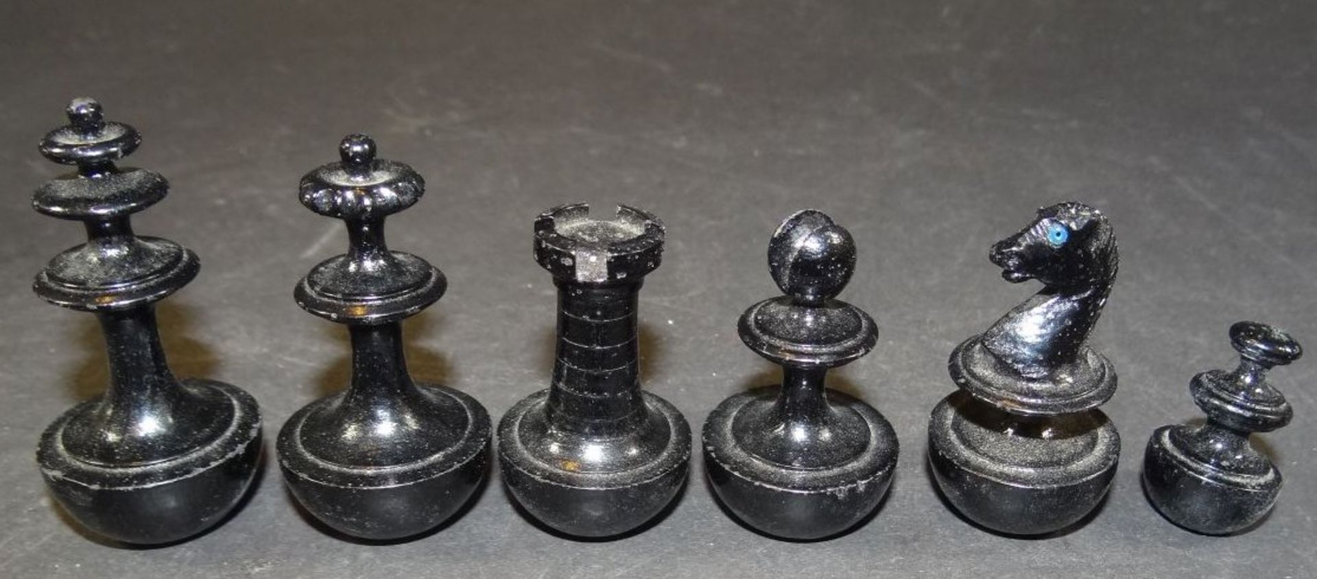 Holzkasten mit 32 Schachfiguren aus Holz, H-max. 6 cm - Bild 2 aus 4