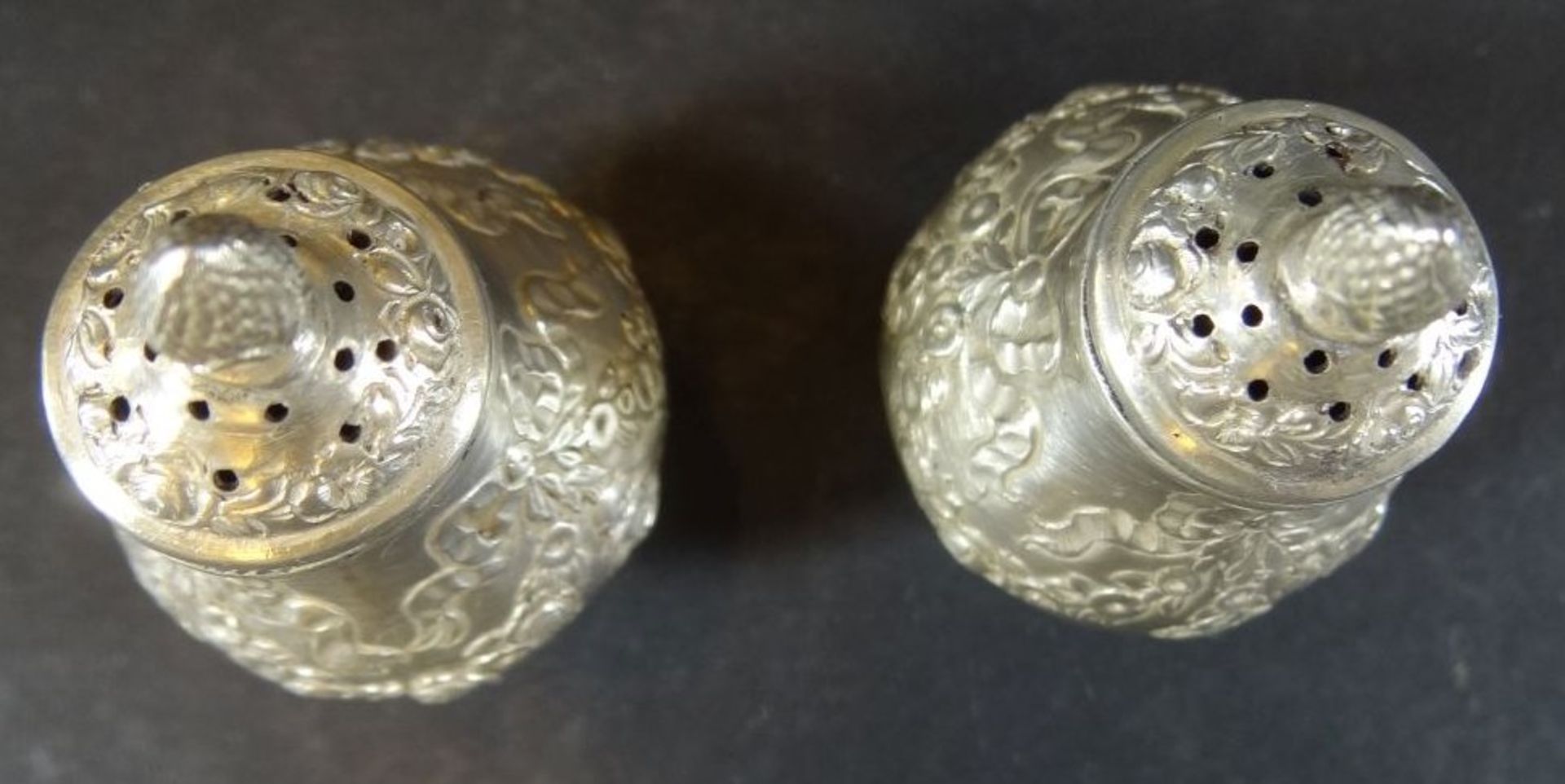 Paar Silber-830- Streuer, innen mit Glas  H-8 cm, zus. 119 gr. - Bild 2 aus 5