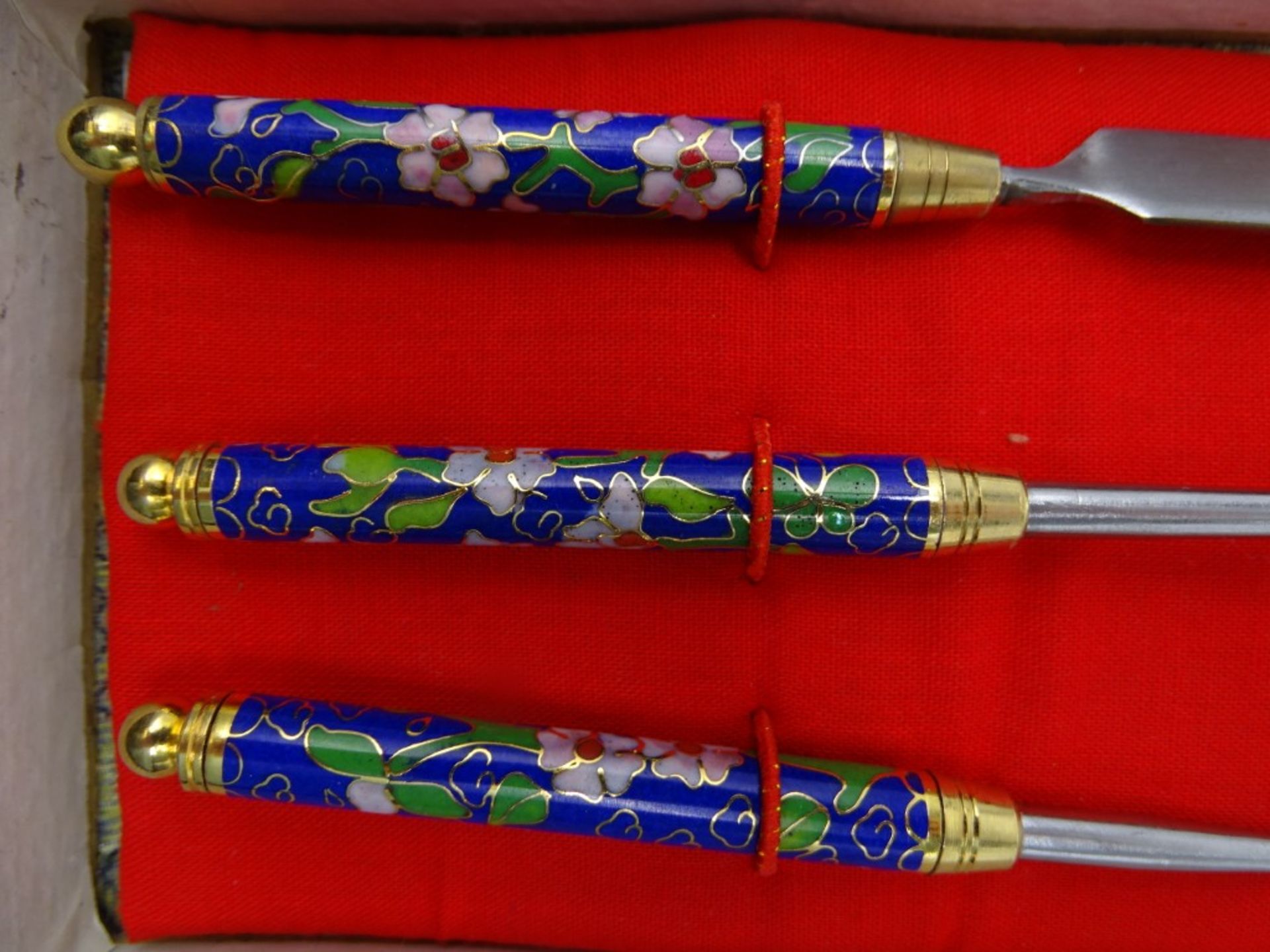 Besteck und Stäbchen mit Cloisonné-Griffen sowie Fächer in Schachtel, Japan, L. Besteck: 16,5 cm, m - Bild 3 aus 9