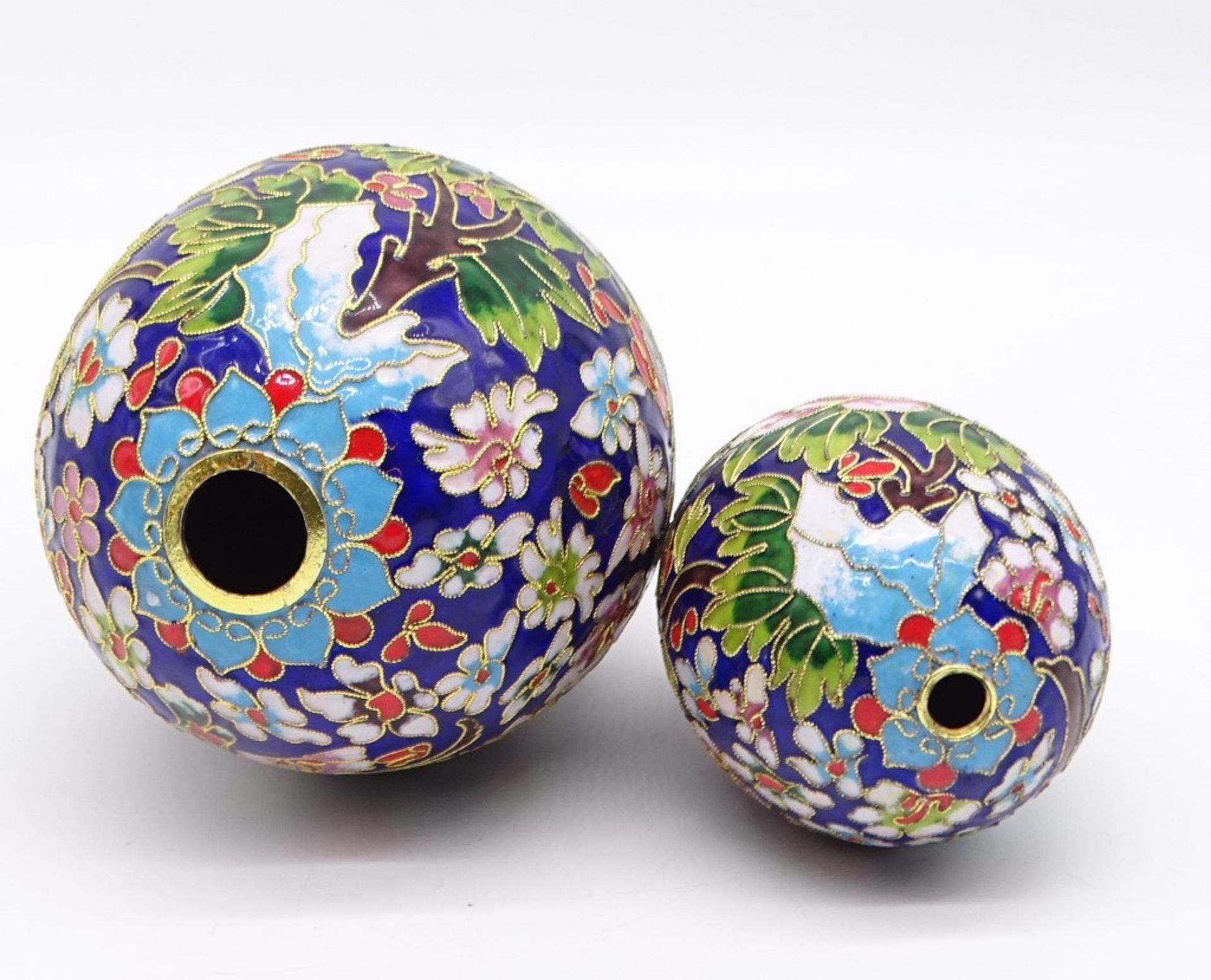 6 Cloisonné-Eier auf Holzständern, China, H. 7,5 - 17,5 cm, leichte Altersspuren - Bild 8 aus 8