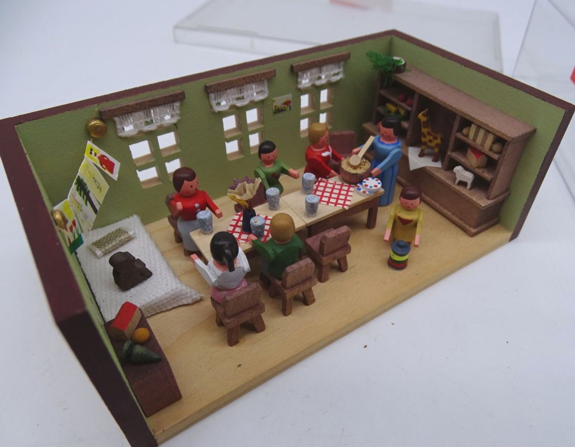 Seiffener Miniaturen-Kindergarten, von G. Flath, H-4 cm, 11x6 cm - Bild 2 aus 3
