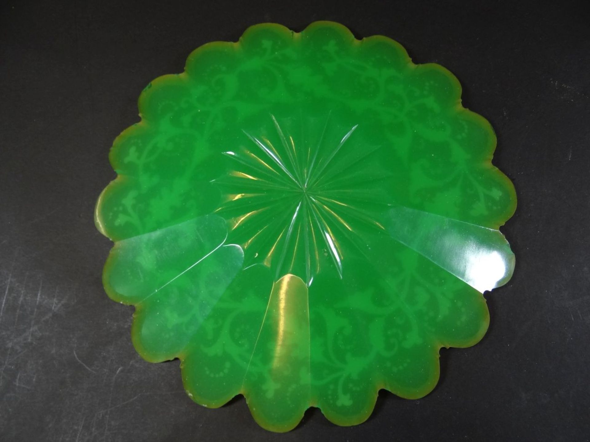 alter grüner Glasteller mit Goldmalerei, mehrfach Rand mit kl. Chips, D-24 cm - Bild 3 aus 4