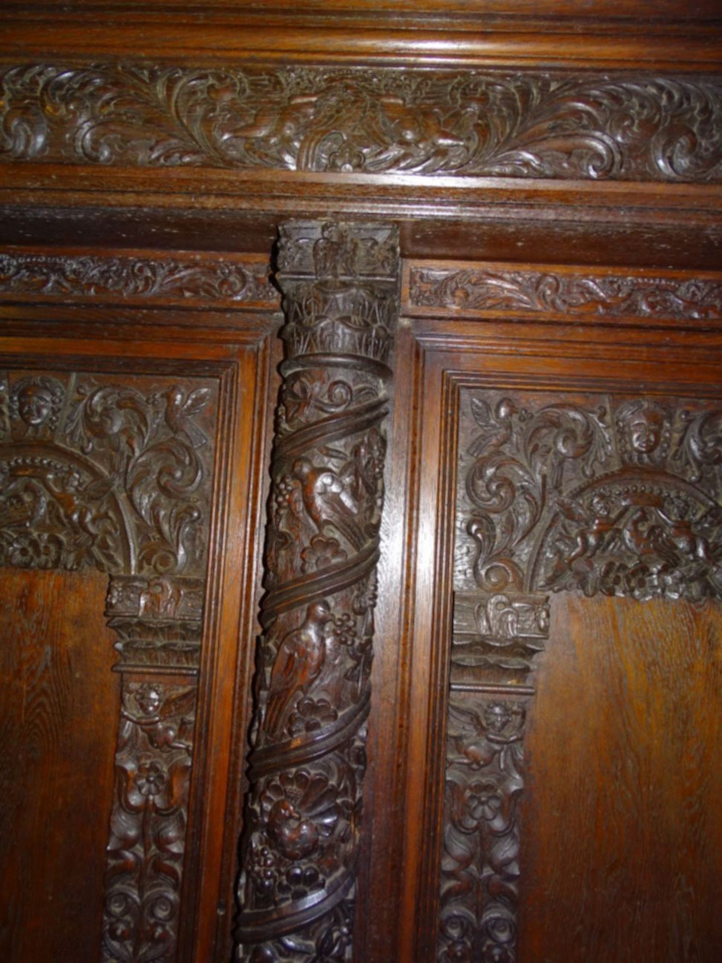 Barockschrank, Eiche, reich beschnitzt mit Säulen, verdecktes Schlüsselloch, H-ca. 215 cm, B-ca. 18 - Bild 6 aus 14
