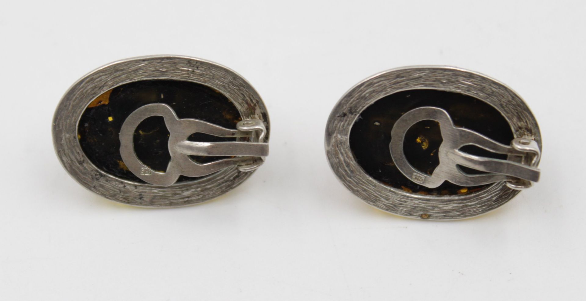 Paar Ohrclipse, wohl Kunststoff in 925er Silberfassung, zus. 12,5gr., 3 x 2,2cm. - Bild 2 aus 3
