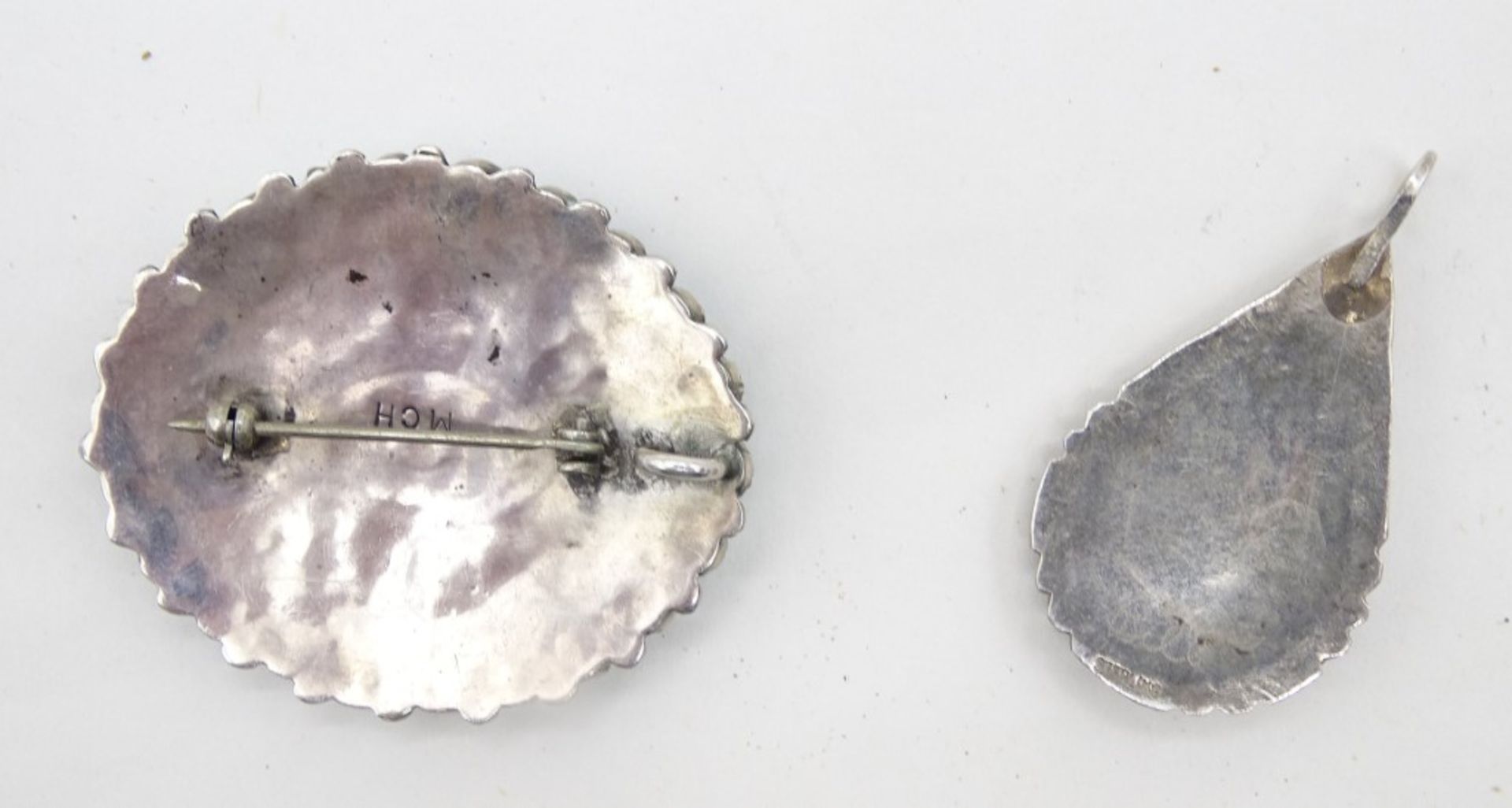2 Anhänger, Silber mit Türkisen, 1 x gepr., 925/000, Gravur "Bill", 1 x Marke "MCH", L. 4 und 4,5 c - Bild 2 aus 4