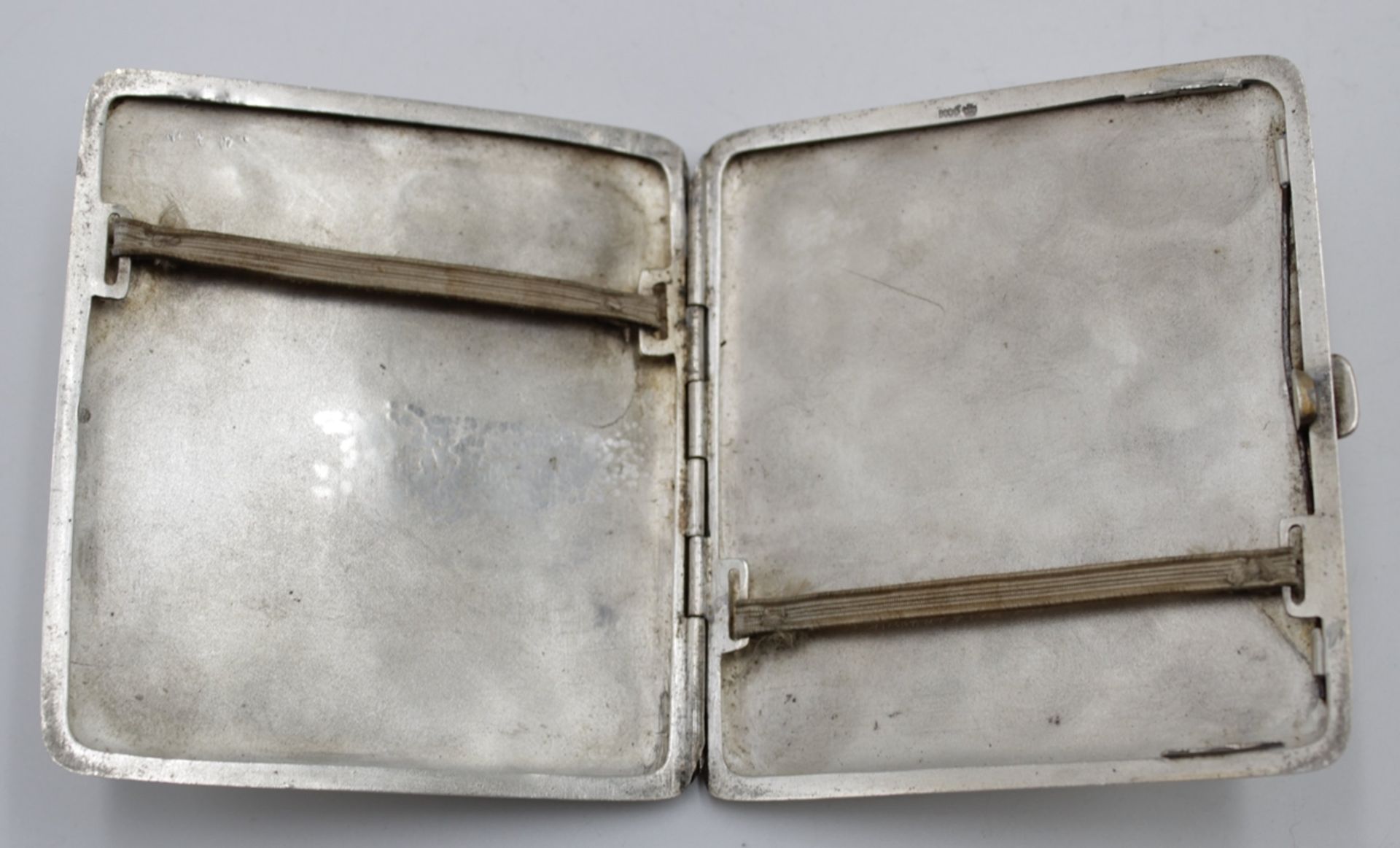 Zigaretten-Etui, 800er Silber, um 1900, Ziermonogramm, 94,4gr., div. Druckstellen, ca. 8 x 9cm. - Bild 2 aus 4