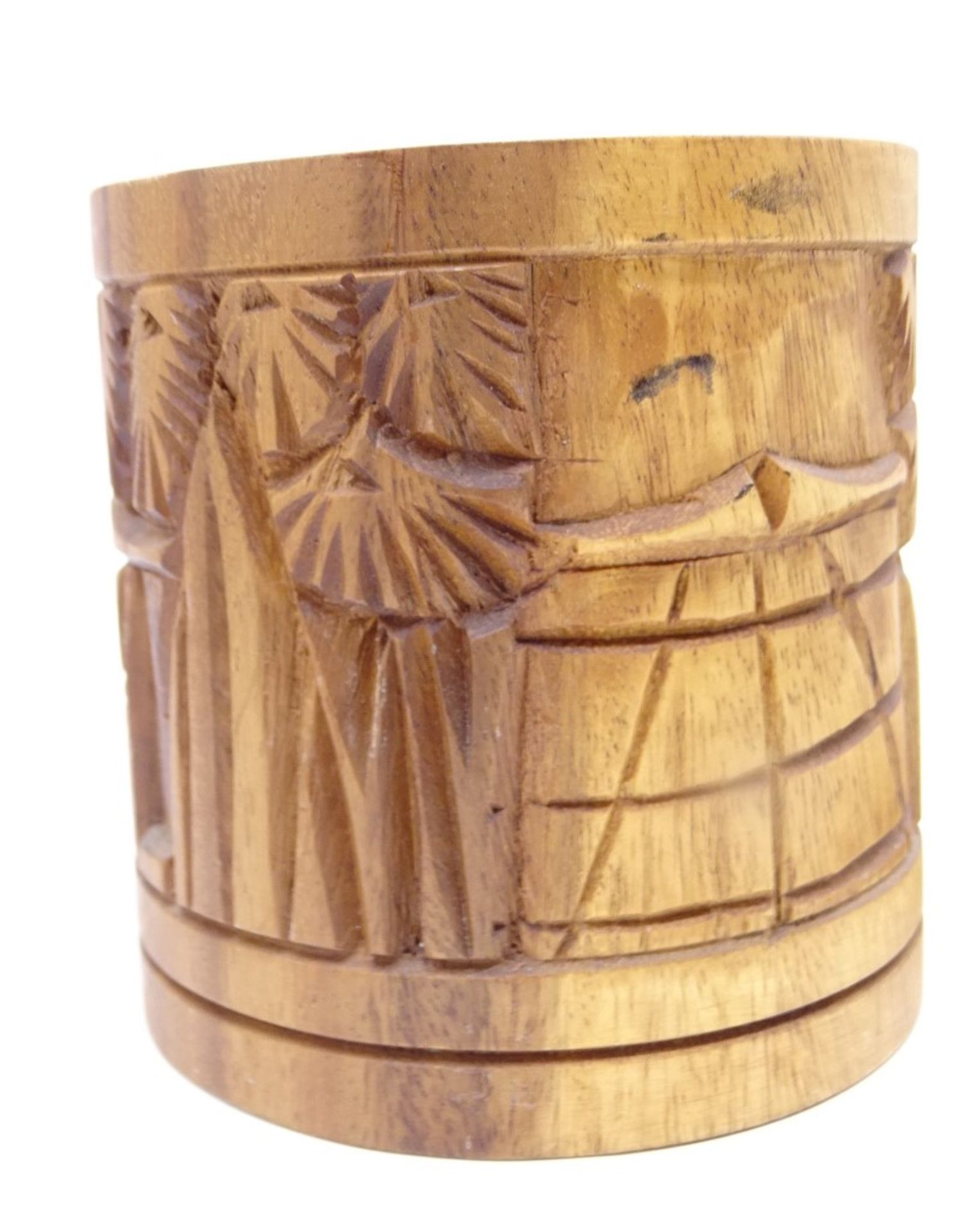 Holzdose mit geschnitzten Palmen- und Hüttenmotiven, H. 13 cm, leichte Altersspuren - Bild 4 aus 4