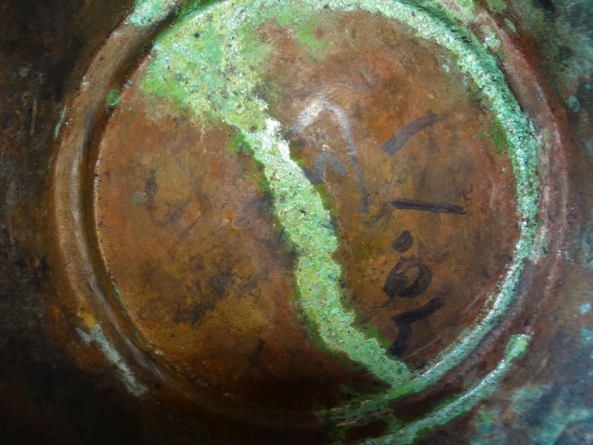 grosse verinkte Kupferkanne mit Gravuren, wohl 19.Jhd., ohne Deckel, H-33 cm, Altersspuren - Bild 8 aus 8